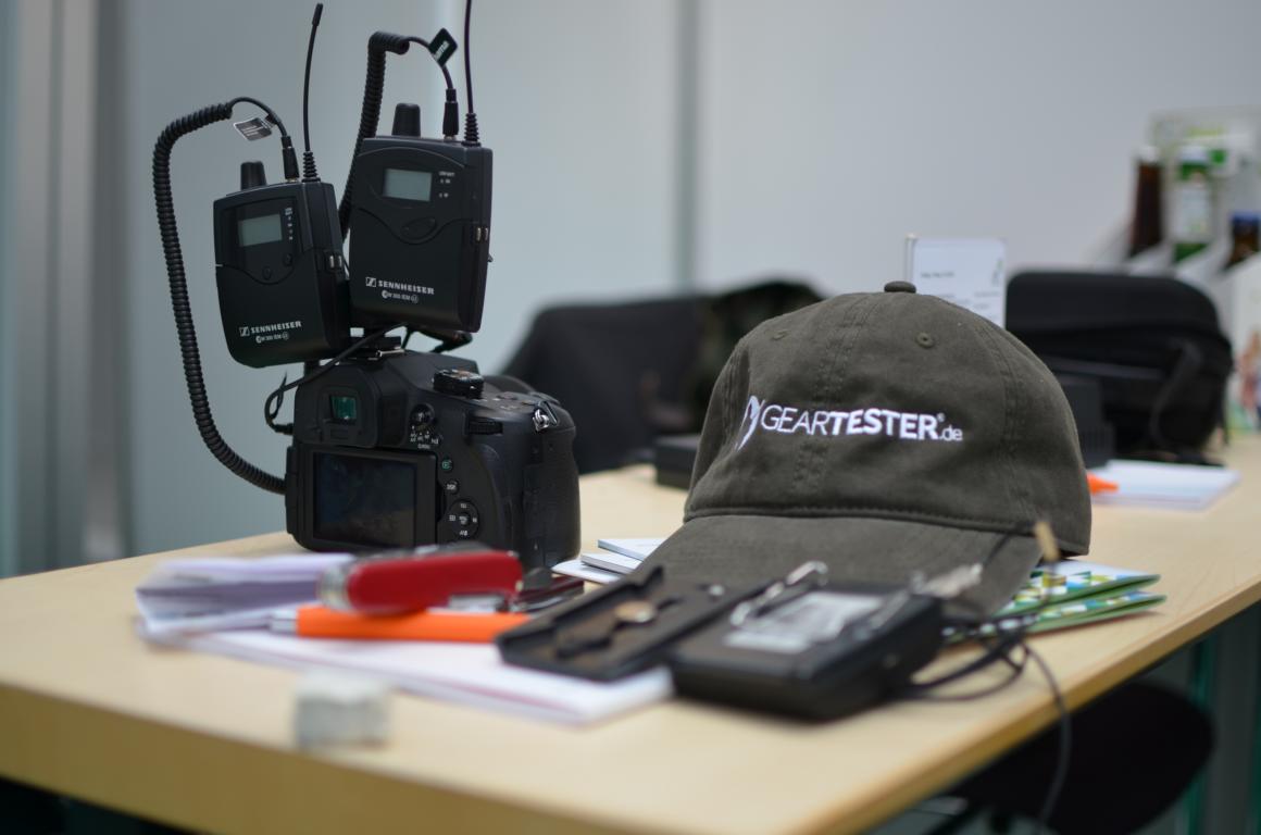 Neben dem PresseCafe wurde in diesem Jahr eine BloggerLounge eingerichtet. So hatte die Waffen- und Jagdblogger die Möglichkeit zu netzwerken und ihre Beiträge in den Social Media zu teilen. Quasi á la minute und manchmal sogar live... Super Möglichkeit. Das WLan muss allerdings schneller werden