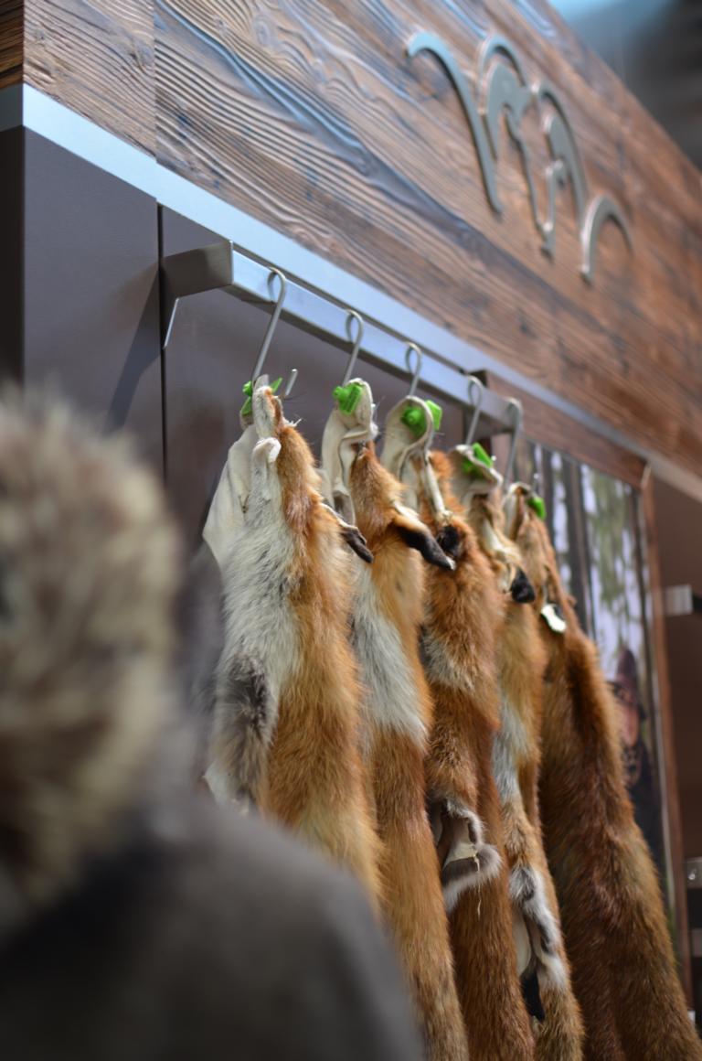 Eigentlich kein besonderes Bild, wenn nicht im Hintergrund das Blaser-Logo zu sehen wäre. Ein Statement zur nachhaltigen Nutzung von jagdlicher Rohware, die ich mir von allen Herstellern für jagdliche Ausrüstungsgegenstände wünschen würde.